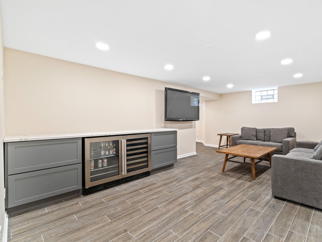 7317 W Greenleaf St, Chicago, IL - basement living room