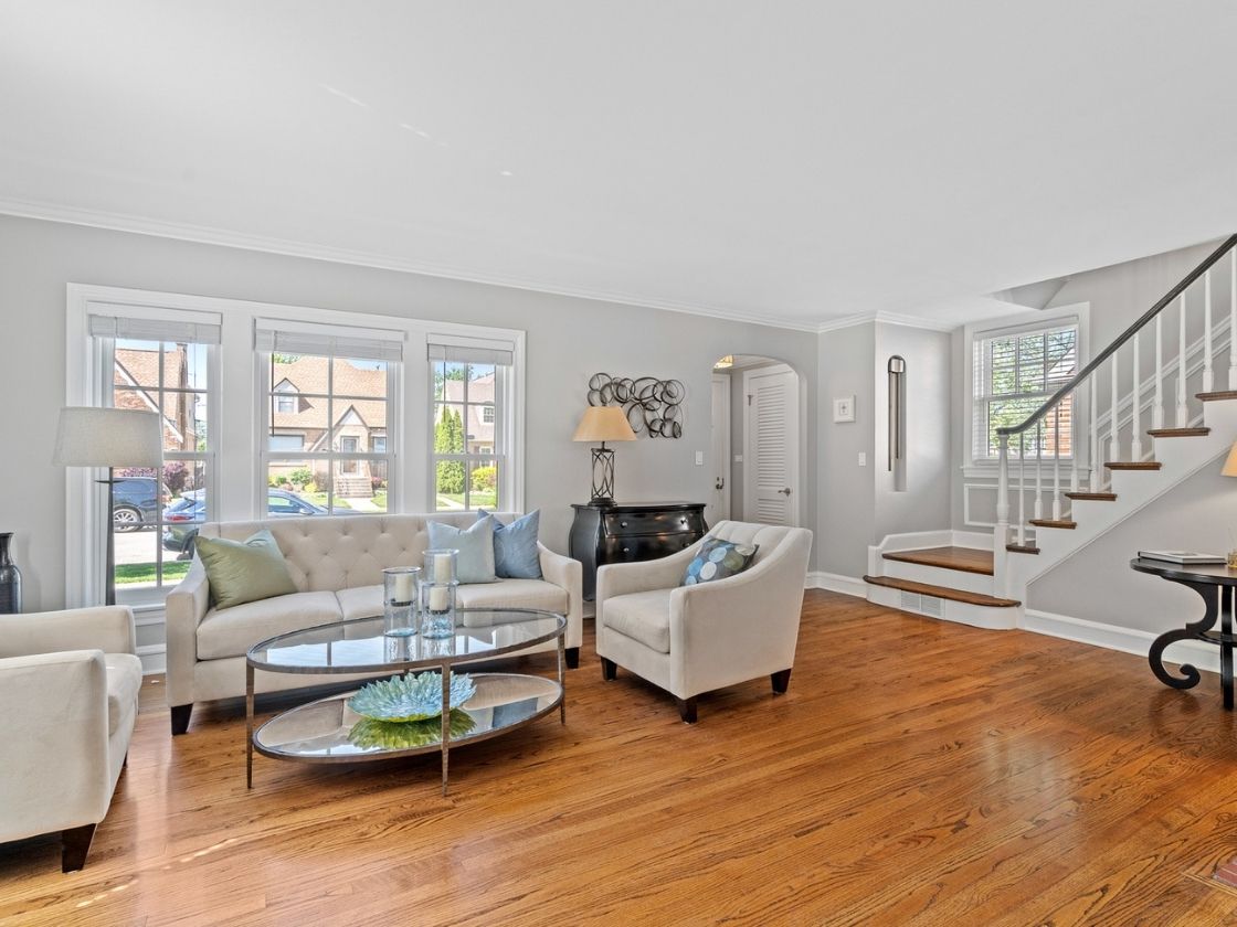 7317 W Greenleaf St, Chicago, IL - living room