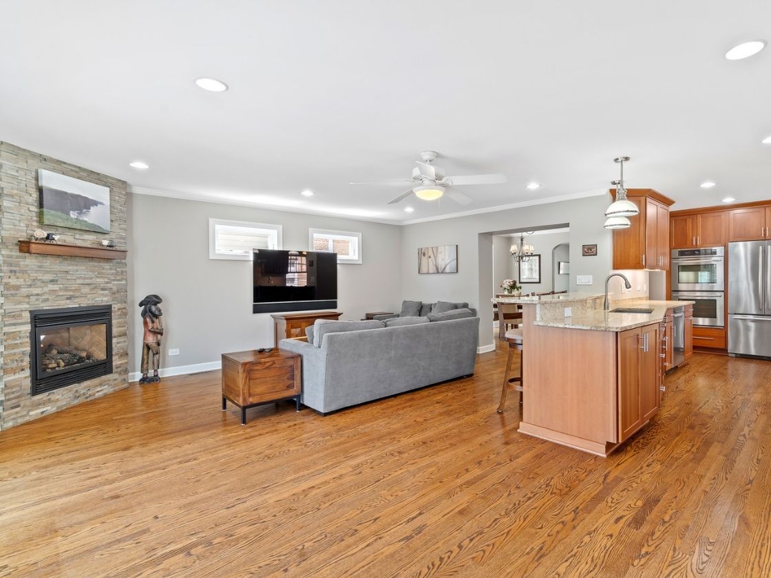 7317 W Greenleaf St, Chicago, IL - open concept kitchen and living room