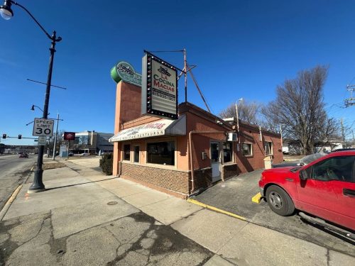 outside view looking at the southeast corner of la cocina macias mexican restaurant in kankakee illinois